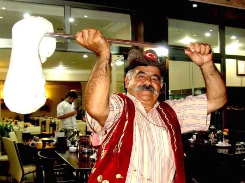 Osmanlı kıyafetli dondurmacı geleneksel müzikler eşliğinde sahneye çıkıyor.