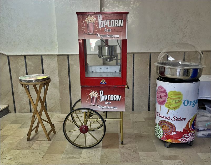 Organizasyon firması tarafından kiralanan taşınabilir mısır arabası, özel günler için hazır hale getirilmiş.