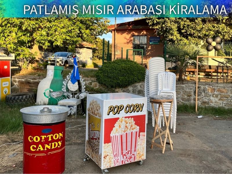 Açık hava festivalinde kurulan patlamış mısır standı, renkli süslemeleriyle dikkat çekiyor.