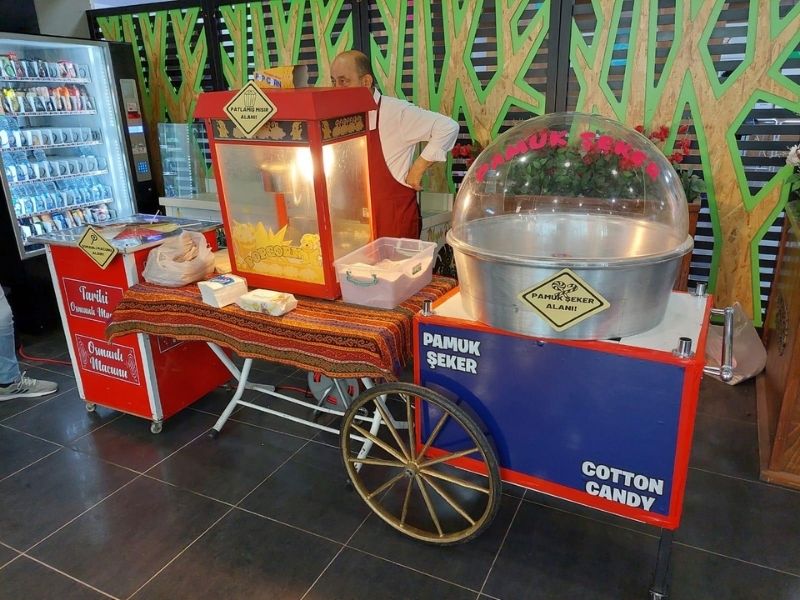 rofesyonel kullanım için tasarlanmış paslanmaz çelik gövdeli patlamış mısır makinesi yakından görüntüleniyor.