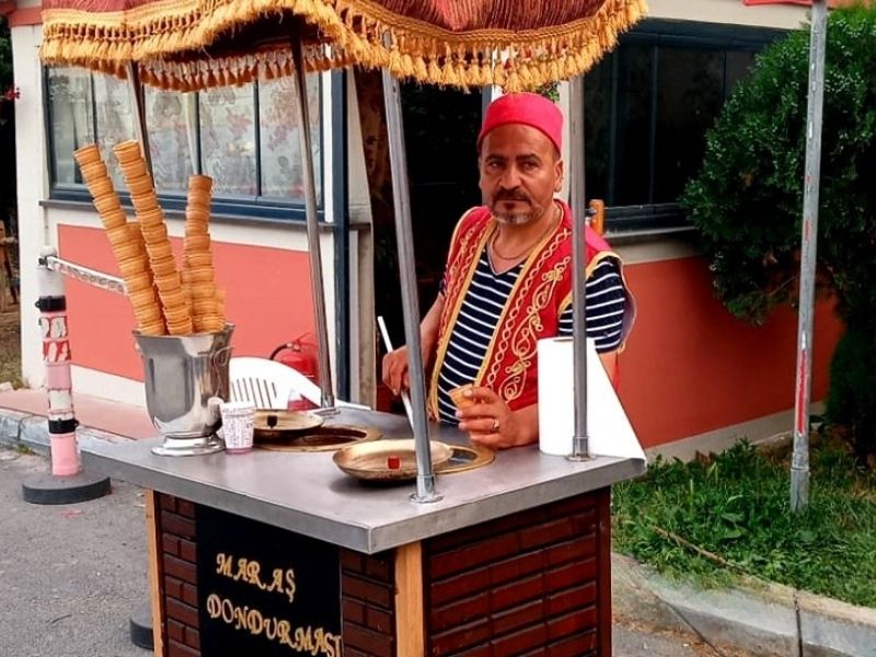 Pirinç detaylı, el yapımı nostaljik dondurma arabası etkinlikte sergileniyor.